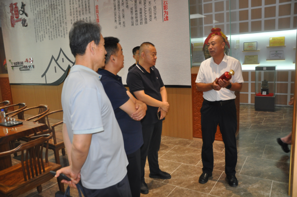 市工业行业发展服务中心到临微山湖酒业考察调研
