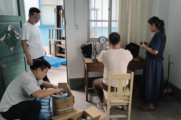 县市场监管局到微山湖酒业开展计量器具专项检定工作